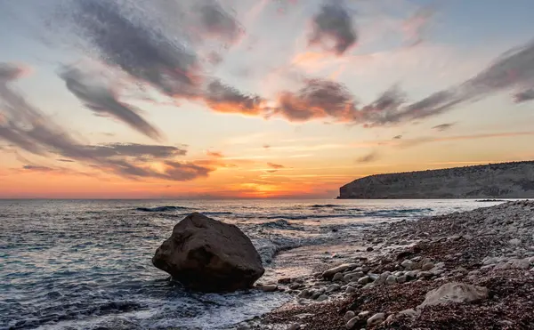 Dramatik uçurumlar, alacakaranlıkta yumuşak dalgalarla karşılaşır. Yalnız bir kaya bekçisi, dayanıklılık, yalnızlık ve doğal güzellik temalarını iletmek için idealdir.