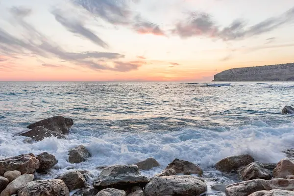 Dramatik uçurumlar, alacakaranlıkta yumuşak dalgalarla karşılaşır. Yalnız bir kaya bekçisi, dayanıklılık, yalnızlık ve doğal güzellik temalarını iletmek için idealdir.