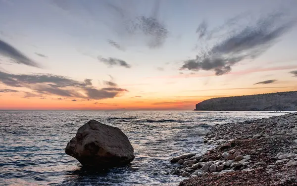 Dramatik uçurumlar, alacakaranlıkta yumuşak dalgalarla karşılaşır. Yalnız bir kaya bekçisi, dayanıklılık, yalnızlık ve doğal güzellik temalarını iletmek için idealdir.