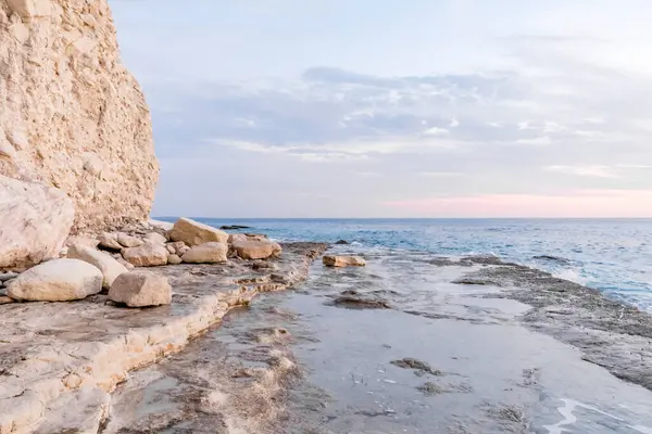 Dramatik uçurumlar, alacakaranlıkta yumuşak dalgalarla karşılaşır. Yalnız bir kaya bekçisi, dayanıklılık, yalnızlık ve doğal güzellik temalarını iletmek için idealdir.