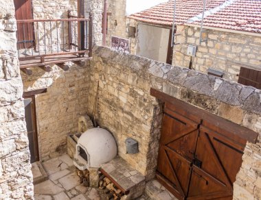 Kıbrıs 'ta bir köyde taş ve ahşaptan yapılmış geleneksel iç mekan