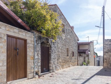 Kıbrıs 'ta bir köyde taş ve ahşaptan yapılmış geleneksel iç mekan