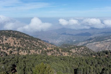 Kıbrıs 'ın en yüksek noktasından manzara