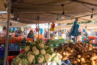2 Aralık 2023, Limasol, Kıbrıs. Canlı yerel pazarlar taze sebze ve meyvelerle dolu renkli tezgahlar, otantik Akdeniz yaşam tarzını gözler önüne seriyor.