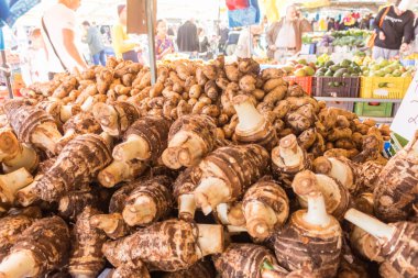 2 Aralık 2023, Limasol, Kıbrıs. Canlı yerel pazarlar taze sebze ve meyvelerle dolu renkli tezgahlar, otantik Akdeniz yaşam tarzını gözler önüne seriyor.