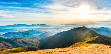 Gün batımında dağ manzarası. Tepelerde güzel manzara Panoraması