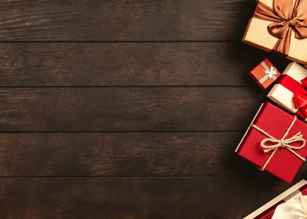 Tahta arka planda hediye kutuları