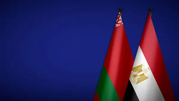 Belarus Cumhuriyeti ve Mısır 'dan gelen üç boyutlu bayrağın diplomatik arka planı mavi olan bayrak direkleri üzerinde resmedilmesi. İkili ilişkiler. Ülkeler arasında barış ve çatışma. Kumaş
