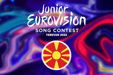 Genç Eurovision 2022, Ermeni Gençler Eurovision 'u Erivan' da, Kuzey Makedonya 'dan katılımcı Kuzey Makedonya bayrağıyla Eurovision arka planı.