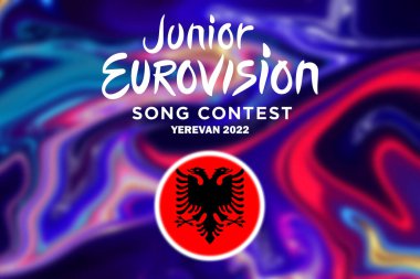 Genç Eurovision 2022, Ermeni Gençler Eurovision 'u Erivan' da, Arnavut katılımcı Arnavutluk bayrağı ile Eurovision arka planında.