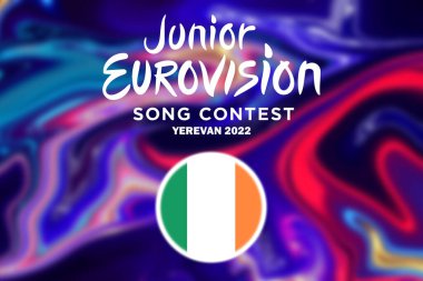 Genç Eurovision 2022, Erivan 'da Ermeni Gençler Eurovision, İrlandalı katılımcı İrlanda bayrağı ile Eurovision arka planı.