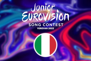 Genç Eurovision 2022, Erivan 'da Ermeni Gençler Eurovision, İtalyan katılımcı İtalya bayrağı ile Eurovision arka planı.