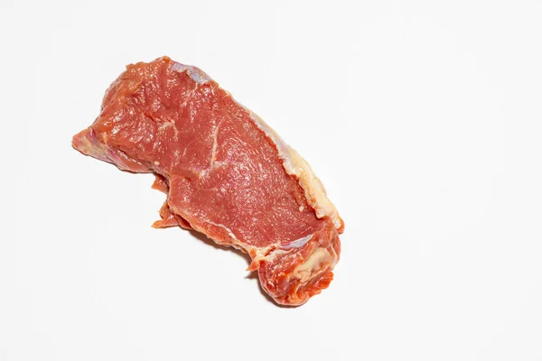 新鲜的生牛肉牛排 背景为白色 大块水牛肉片的特写 — 图库照片