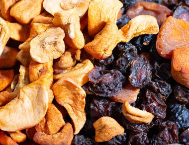 Bir kasede kurumuş elma ve erik.