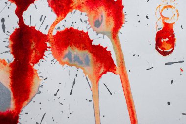 Beyaz arka planda izole edilmiş gerçekçi kan. Kan damlaları ve sıçramalar.