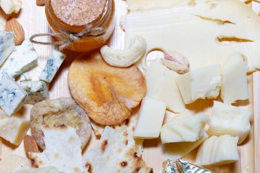 Yumuşak peynir, masanın üzerinde değişik çeşit lezzetli peynir.