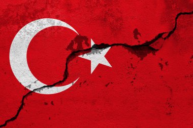 Hindideki depremler, duvardaki bayrak hindi ve deprem çatlakları.