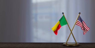 Benin ve USA bayrakları masada. Benin ve Birleşik Devletler arasındaki müzakere. Küçük bulanık bir arkaplanda. 3B çalışma ve 3B resim