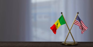 Senegal ve ABD bayrakları masada. Senegal ve Birleşik Devletler arasındaki müzakere. Küçük bulanık bir arkaplanda. 3B çalışma ve 3B resim