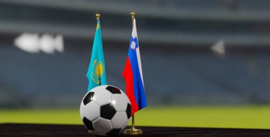 UEFA 2024 Futbol Kazakistan Slovenya Avrupa Şampiyonası elemelerine karşı Kazakistan ve Slovenya futbol topuyla karşı karşıya. 3D işe yarar. Erivan, Ermenistan - 24 Mart 2023.