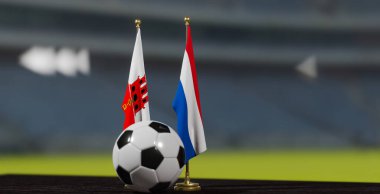 UEFA EURO 2024 Futbol Cebelitarık 'a karşı Hollanda Avrupa Şampiyonası elemeleri Gibraltar ve Hollanda futbol topuyla. 3D çalışma.