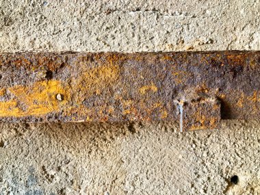 Hasarlı metalli beton duvar.