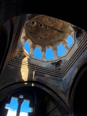 Hovhannavank, Ermenistan 'ın Aragatsotn eyaletindeki Ohanavan köyünde yer almaktadır.