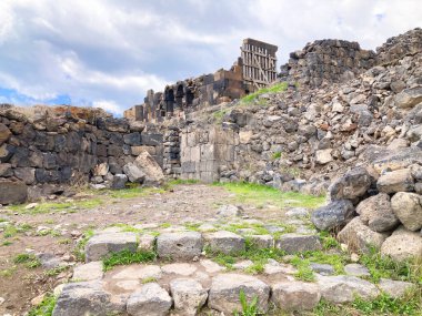 Aragatsotn 'daki Ushi köyündeki Aziz Sargis Manastırı.