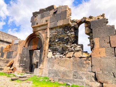 Aragatsotn 'daki Ushi köyündeki Aziz Sargis Manastırı. 