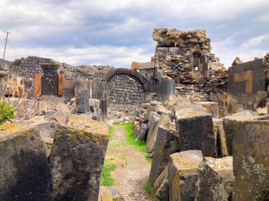 Aragatsotn 'daki Ushi köyündeki Aziz Sargis Manastırı.