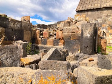 Aragatsotn 'daki Ushi köyündeki Aziz Sargis Manastırı.