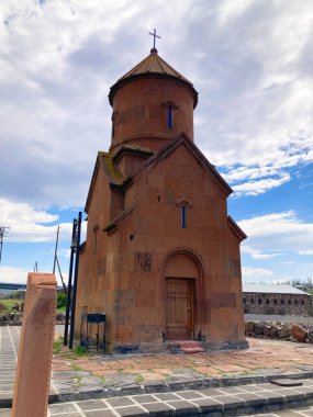 Aziz Sarkis Kilisesi. Ermenistan 'ın Aragatsotn Eyaleti' ndeki Ashtarak kasabasının karşısındaki bir vadinin kenarında yer alıyor..