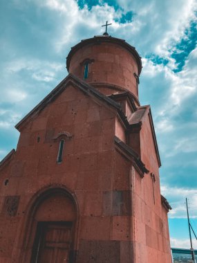 Aziz Sarkis Kilisesi. Ermenistan 'ın Aragatsotn Eyaleti' ndeki Ashtarak kasabasının karşısındaki bir vadinin kenarında yer alıyor..