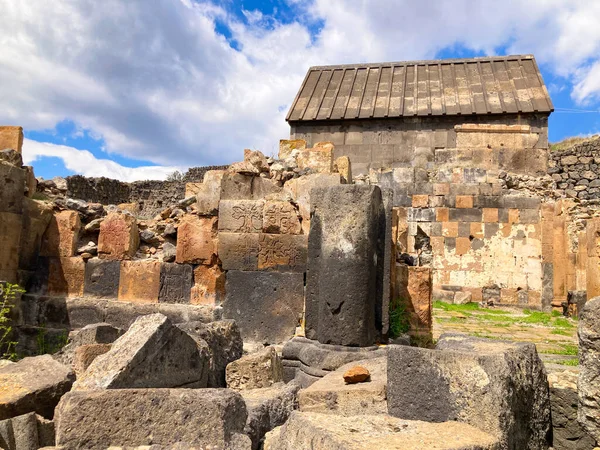 Aragatsotn 'daki Ushi köyündeki Aziz Sargis Manastırı.