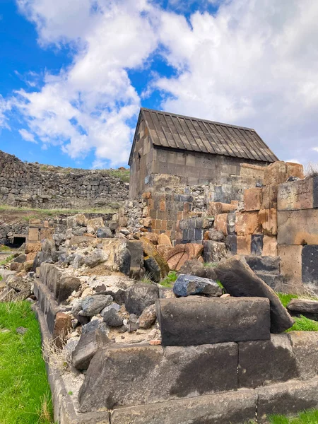 Aragatsotn 'daki Ushi köyündeki Aziz Sargis Manastırı. 