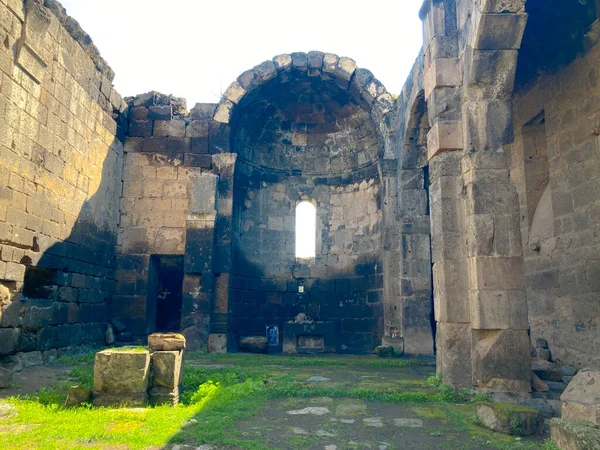 Tsiranavor Kilisesi. Ermenistan 'ın Aragatsotn Eyaleti, Ashtarak kasabasındaki bir vadinin kenarında yer alıyor.