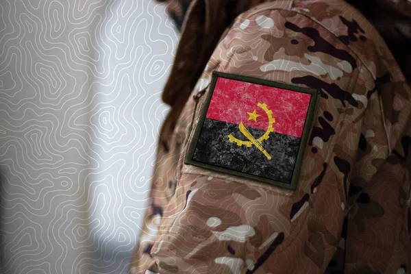 安哥拉士兵 拿着安哥拉国旗的士兵 安哥拉国旗挂在军服上 迷彩服 — 图库照片