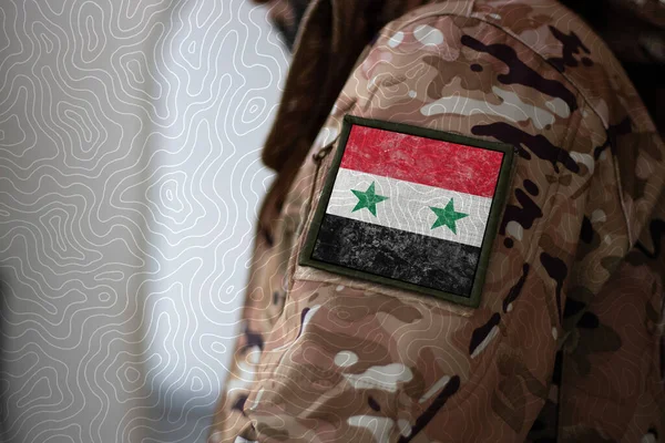 Żołnierzu Syrii Żołnierz Flagą Syrii Flaga Syrii Mundurze Wojskowym Odzież — Zdjęcie stockowe