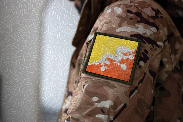 Бутанский Воин Солдат Флагом Бутана Флаг Бутана Военной Форме Камуфляжная — стоковое фото