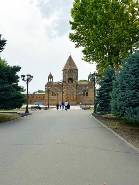 Etchmiadzin Katedrali Ermeni Apostolik Kilisesi'nin ana kilisesidir.