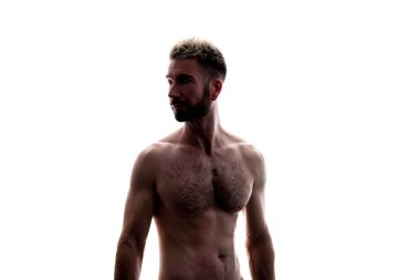 Beyaz arka planda üstsüz, kaslı bir gencin portresi..