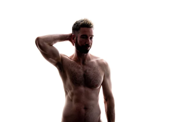 Beyaz arka planda üstsüz, kaslı bir gencin portresi..