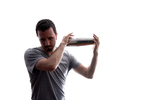 Beyaz arka planda izole edilmiş gri tişörtlü genç bir adam..