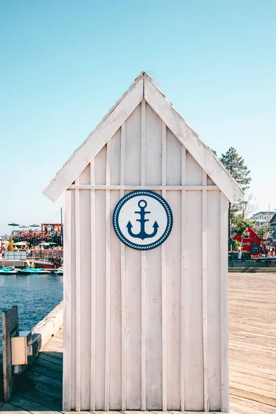 Halifax, Kanada - 21 Temmuz 2022: Halifax 'ta bir liman sığınağının beyaz duvarında çapa işareti