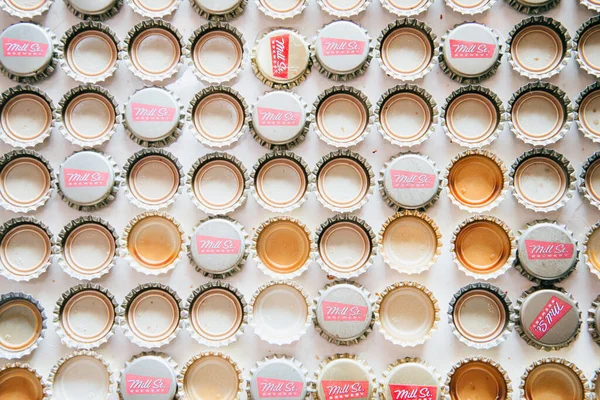 Toronto, Kanada - 8 Eylül 2018: Mill Street Brewpub 'ın arka planında şişe kapağı tasarımı. 