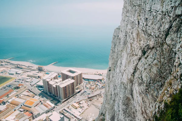 Gilbraltar, İspanya Birleşik Devletleri - 22 Mayıs 2019: Cebelitarık Dağı 'nın tepesinden şehir manzarası. İspanya