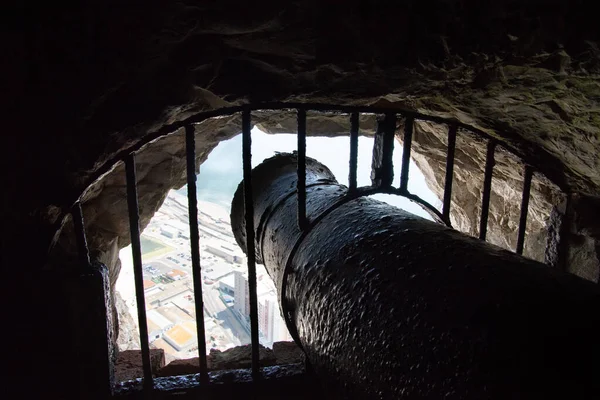 Gilbraltar, İspanya İngiltere - 22 Mayıs 2019: Mağaradaki Cebelitarık Şatosu 'nun tepesinden şehir manzarası