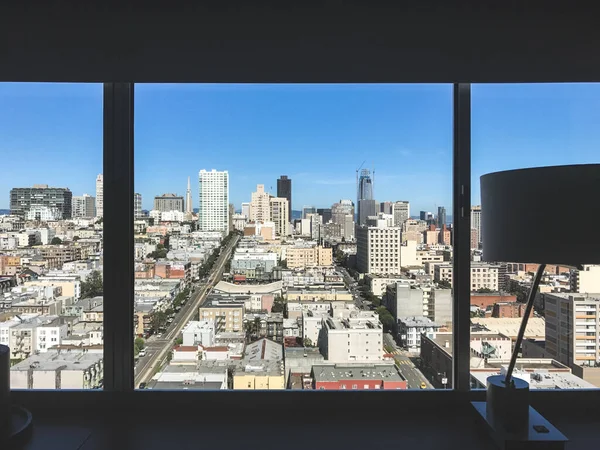 San Franscisco, California - 3 Mayıs 2017: Gündüz vakti San Franscisco şehrinin otel odası manzarası