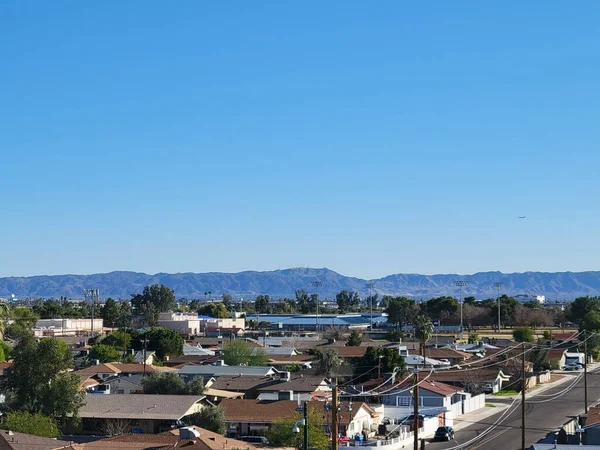 亚利桑那州首府城市的住宅和街道 穿过太阳谷的西部 朝向南山 — 图库照片