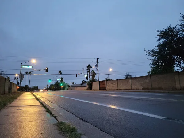 赤と黄色の色の霧のフレアのファジィボールと交通信号の雨の夜のショット フェニックスの早朝の夜明け時間 — ストック写真